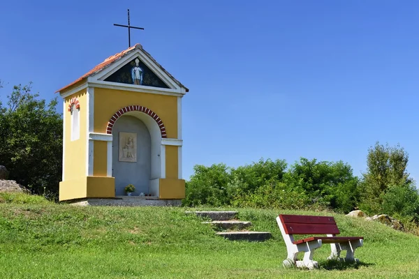 美しい小さな礼拝堂。ヨーロッパ - チェコ共和国。南モラヴィア地域。夕焼け - ワインの産地の美しい風景. — ストック写真