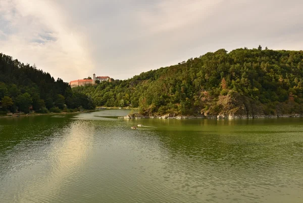 Nádherný starý hrad Bítov v lese nad přehradou. Vranovská přehrada. Jižní Morava - Česká republika — Stock fotografie