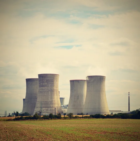 A táj, a nukleáris energia. Dukovany Csehország - Európa. Természetes ökológiai háttér. — Stock Fotó