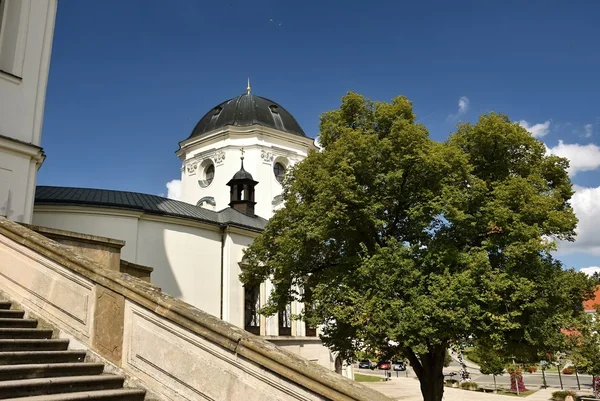 Kirche - Kloster. krtiny - Tschechische Republik. Jungfrau Maria - Barockdenkmal. — Stockfoto