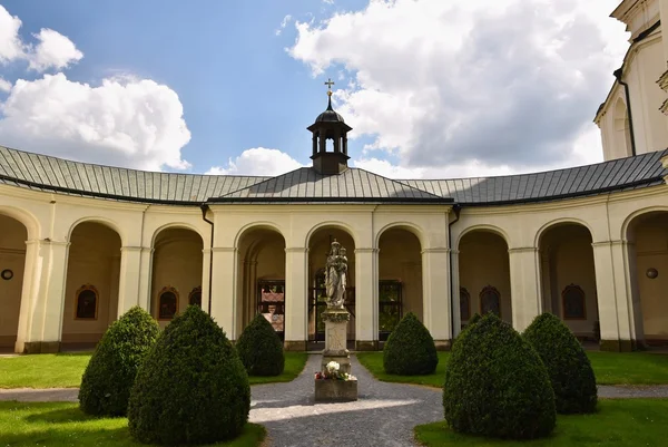 Kilise - manastır. Krtiny - Çek Cumhuriyeti. Meryem Ana - Barok anıt. — Stok fotoğraf