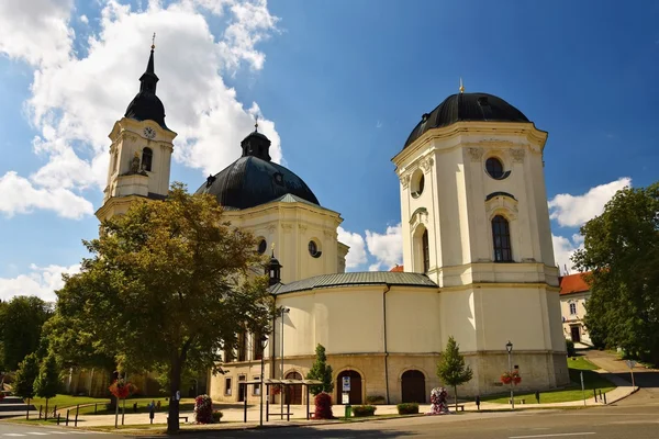 Kirche - Kloster. krtiny - Tschechische Republik. Jungfrau Maria - Barockdenkmal. — Stockfoto