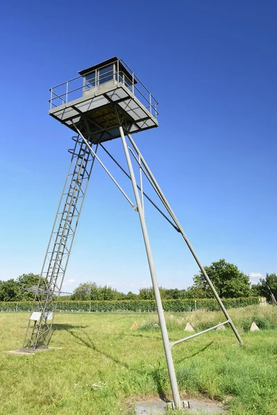 Atalaya y línea de defensa, antigua frontera estatal de la Cortina de Hierro cerca de púas. Zona militar conmemorativa - Satov República Checa . — Foto de Stock