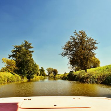 Morava Nehri tekne. Bata Canal.