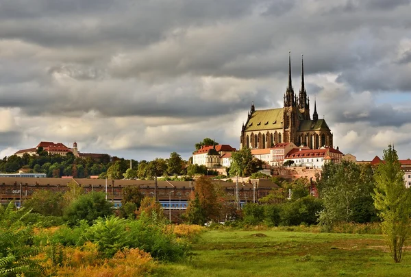 Ikony miasta Brno starożytnych kościołów, zamków Špilberk. Republika Czeska-Europe. HDR - zdjęcie. — Zdjęcie stockowe