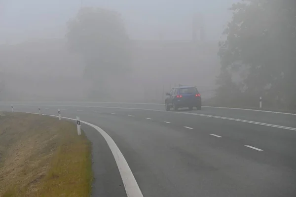 Auto Silnici Mlze Podzimní Krajina Nebezpečná Silniční Doprava Zimním Období — Stock fotografie