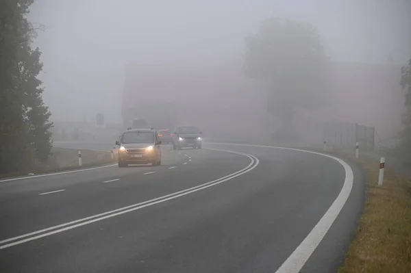 Auto Silnici Mlze Podzimní Krajina Nebezpečná Silniční Doprava Zimním Období — Stock fotografie