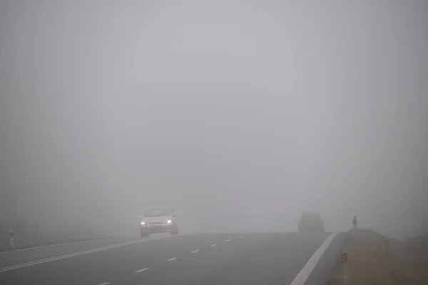 Voiture Sur Route Dans Brouillard Paysage Automne Circulation Routière Dangereuse — Photo