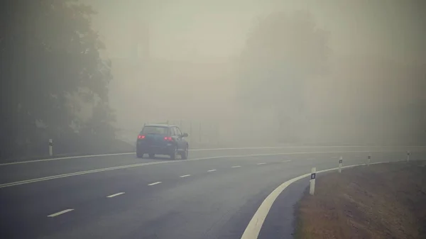 Auto Nebel Unterwegs Herbstlandschaft Gefährlicher Straßenverkehr Winter — Stockfoto