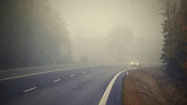 Auto Nebel Unterwegs Herbstlandschaft Gefährlicher Straßenverkehr Winter — Stockfoto