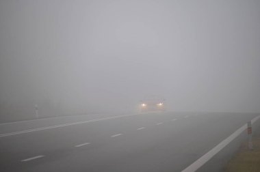 Siste arabalar var. Kötü kış havası ve yolda tehlikeli otomobil trafiği. Siste hafif araçlar.