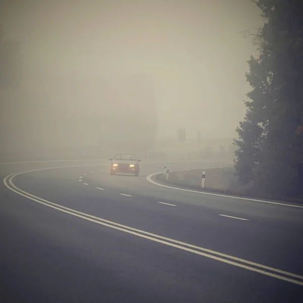 Schlechtes Fahrwetter Neblig Trübe Landstraße Autobahn Straßenverkehr Winterzeit — Stockfoto