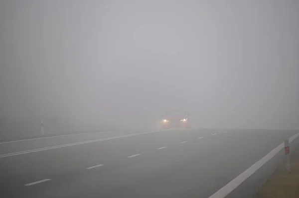 Автомобілі Тумані Погана Зимова Погода Небезпечний Автомобільний Рух Дорозі Легкі — стокове фото