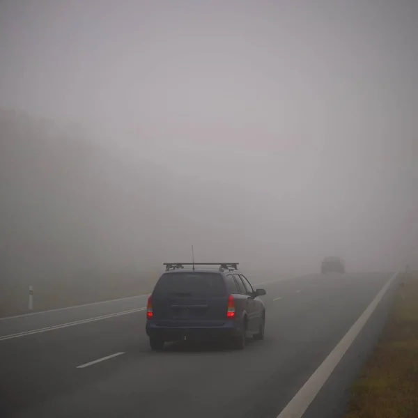 Dålig Väderkörning Dimmig Dimmig Landsväg Motorväg Vägtrafik Vintertid — Stockfoto