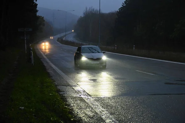 Плохая Погода Рулем Туманная Проселочная Дорога Автомагистраль Дорожное Движение Зима — стоковое фото