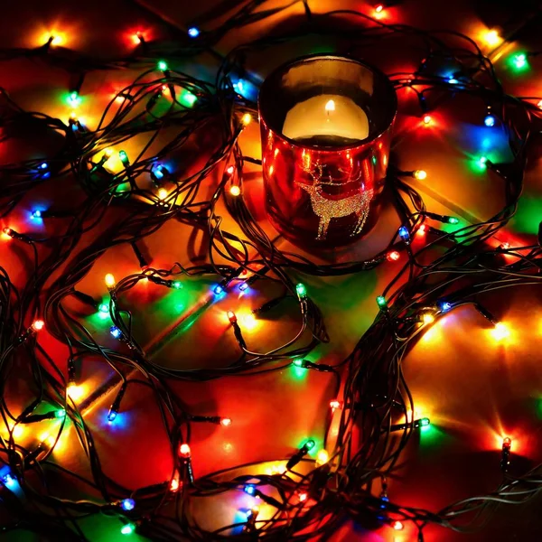 Kolorowe Dekoracje Świąteczne Zimowe Wakacje Tradycyjne Ozdoby Choince Łańcuchy Oświetleniowe — Zdjęcie stockowe