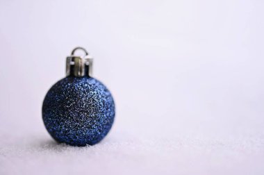 Noel arkaplanı. Gerçek kardaki Noel ağacı için çok güzel süslemeler. Tatil ve kış için eşyalar.