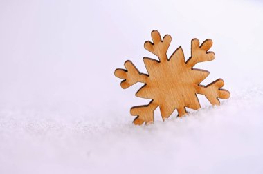 Noel arkaplanı. Noel ağacı süslemesi. Gerçek karlı, güzel, doğal bir kar tanesi. Kış ve tatil için arka plan. 