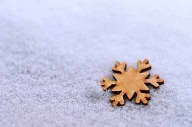 Noel arkaplanı. Noel ağacı süslemesi. Gerçek karlı, güzel, doğal bir kar tanesi. Kış ve tatil için arka plan. 