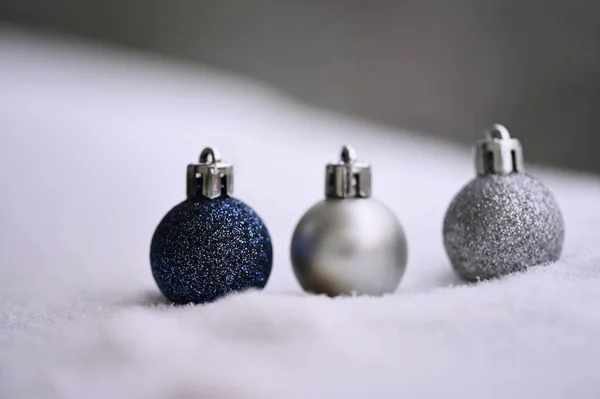 Weihnachtlicher Hintergrund Schöne Dekoration Für Den Weihnachtsbaum Auf Echtem Schnee — Stockfoto
