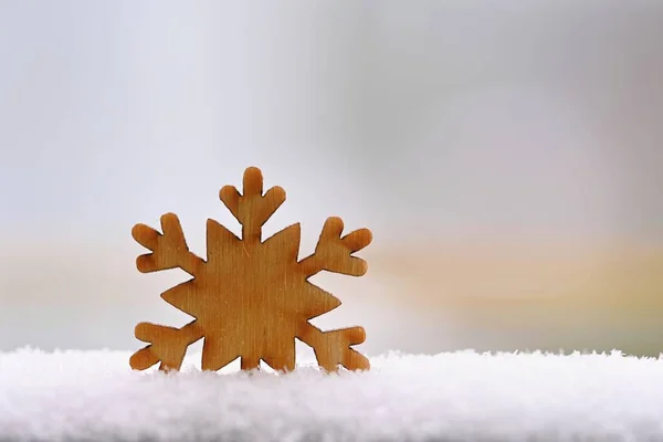 クリスマスの背景 クリスマスツリーの装飾 本物の雪と美しい自然の木製の雪の結晶 冬と休日の背景 — ストック写真
