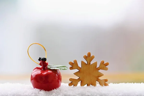 クリスマスの背景 クリスマスツリーの装飾 本物の雪と美しい自然の木製の雪の結晶 冬と休日の背景 — ストック写真