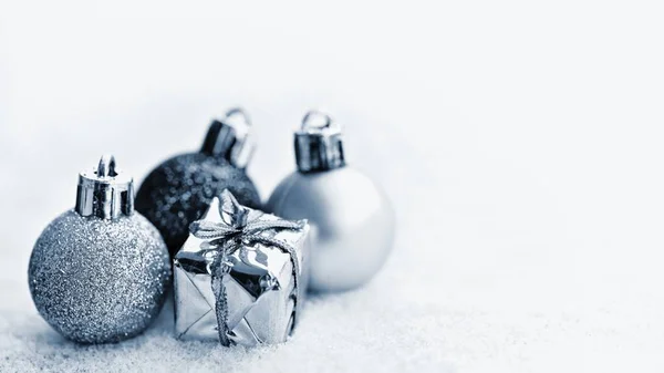 Sfondo Natalizio Belle Decorazioni Albero Natale Neve Vera Oggetti Vacanze — Foto Stock