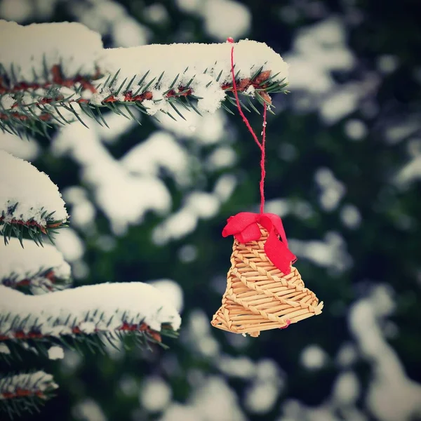 雪深いクリスマスツリーに藁で作られた美しい自然のクリスマスの装飾 冬の自然休日のカラフルな屋外の背景 — ストック写真