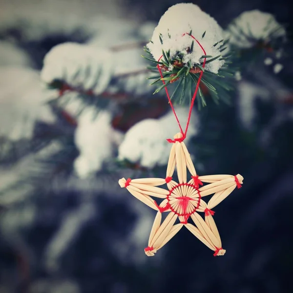 Όμορφη Φυσική Χριστουγεννιάτικη Διακόσμηση Από Άχυρο Ένα Χιονισμένο Χριστουγεννιάτικο Δέντρο — Φωτογραφία Αρχείου
