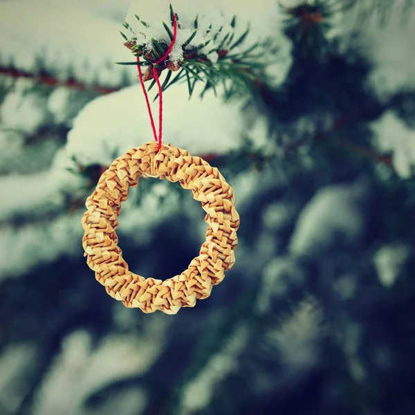 Bellissime Decorazioni Natalizie Naturali Fatte Paglia Albero Natale Innevato Natura — Foto Stock