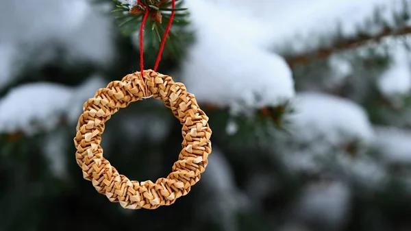 Όμορφη Φυσική Χριστουγεννιάτικη Διακόσμηση Από Άχυρο Ένα Χιονισμένο Χριστουγεννιάτικο Δέντρο — Φωτογραφία Αρχείου
