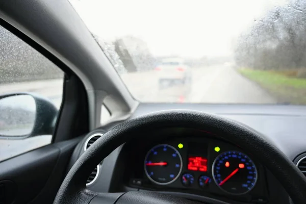 Vista Motorista Interior Carro Com Volante Painel Instrumentos Inverno Mau — Fotografia de Stock