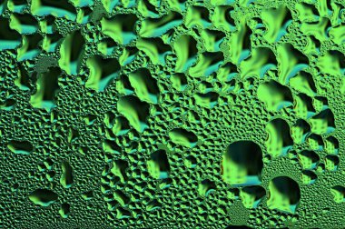 Renkli soyut arka plan. Pencereye güzel bir makro su damlası..