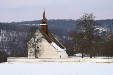Kış manzarası. Veveri Kalesi yakınlarında güzel bir kilise. Çek Cumhuriyeti 'nin Brno kenti. Tanrının Annesi 'nin Şapeli..