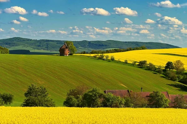 Bela Paisagem Primavera Com Céu Azul Sol Nuvens Moinho Vento — Fotografia de Stock