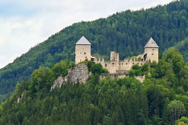 城の廃墟ガレンシュタイン 丘の上に森と岩とオーストリアアルプスの美しい古い城 — ストック写真
