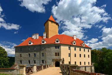 Bir yaz günü kırsalda eski güzel bir kale ve mavi gökyüzü olan güneş.