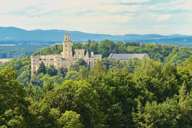 Güzel eski devlet şatosu Hluboka nad Vltavou. Yazın açık hava bahçesinden mavi gökyüzü, güneş ve bulutlarla.