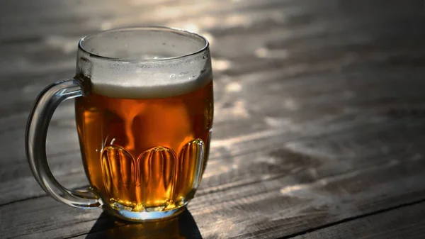 生の生ビールを薄汚いガラスにリフレッシュ 木製のテーブルの上に良いと正直なチェコの品質のビール背景 — ストック写真