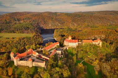 İnsansız hava aracının yukarıdan kalesiyle güzel bir sonbahar manzarası. Güzel Gotik şato Veveri. Brno barajındaki Brno şehri. Güney Moravya - Çek Cumhuriyeti - Orta Avrupa.