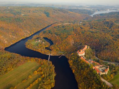 İnsansız hava aracının yukarıdan kalesiyle güzel bir sonbahar manzarası. Güzel Gotik şato Veveri. Brno barajındaki Brno şehri. Güney Moravya - Çek Cumhuriyeti - Orta Avrupa.