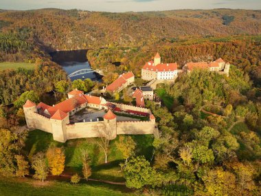 İnsansız hava aracının yukarıdan kalesiyle güzel bir sonbahar manzarası. Güzel Gotik şato Veveri. Brno barajındaki Brno şehri. Güney Moravya - Çek Cumhuriyeti - Orta Avrupa.
