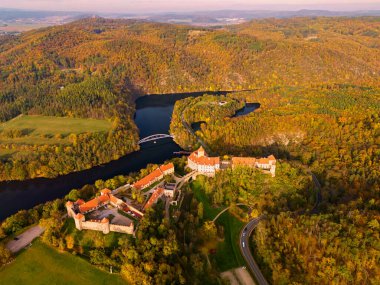 İnsansız hava aracının yukarıdan kalesiyle güzel bir sonbahar manzarası. Güzel Gotik şato Veveri. Brno barajındaki Brno şehri. Güney Moravya - Çek Cumhuriyeti - Orta Avrupa.
