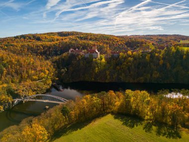 İnsansız hava aracının yukarıdan kalesiyle güzel bir sonbahar manzarası. Güzel Gotik şato Veveri. Brno barajındaki Brno şehri. Güney Moravya - Çek Cumhuriyeti - Orta Avrupa.