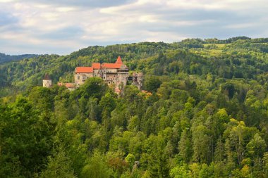 Ormanlarda sonbahar manzaralı eski güzel bir kale sonbahar döneminde Çek Cumhuriyeti 'nin renkli doğasıyla güzel bir sonbahar manzarası Pernstejn - Nedvedice