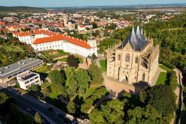 Kutna Hora, Çek Cumhuriyeti 'nin UNESCO dünya mirası olan Saint Barbara Kilisesi ile birlikte görülüyor. Kutna Hora 'nın tarihi merkezi, Çek Cumhuriyeti, Avrupa.