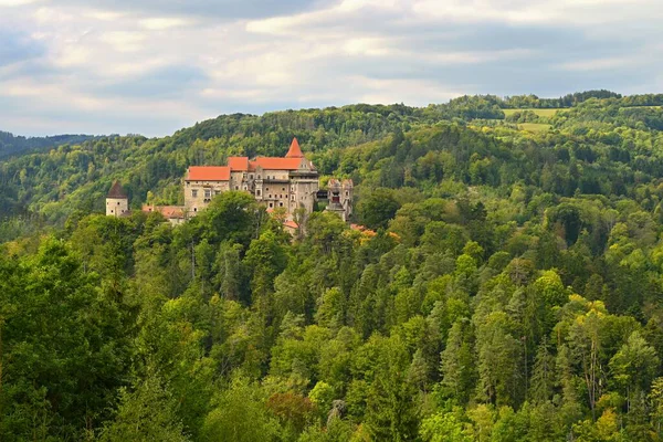 Ormanlarda sonbahar manzaralı eski güzel bir kale sonbahar döneminde Çek Cumhuriyeti 'nin renkli doğasıyla güzel bir sonbahar manzarası Pernstejn - Nedvedice