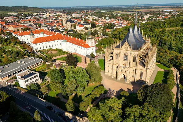 Kutna Hora, Çek Cumhuriyeti 'nin UNESCO dünya mirası olan Saint Barbara Kilisesi ile birlikte görülüyor. Kutna Hora 'nın tarihi merkezi, Çek Cumhuriyeti, Avrupa.