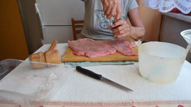 Bir kadın mutfakta et yemeği hazırlıyor. Yemek ve yemek hazırlama kavramı..