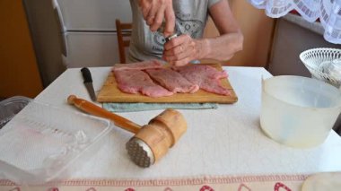 Bir kadın mutfakta et yemeği hazırlıyor. Yemek ve yemek hazırlama kavramı..